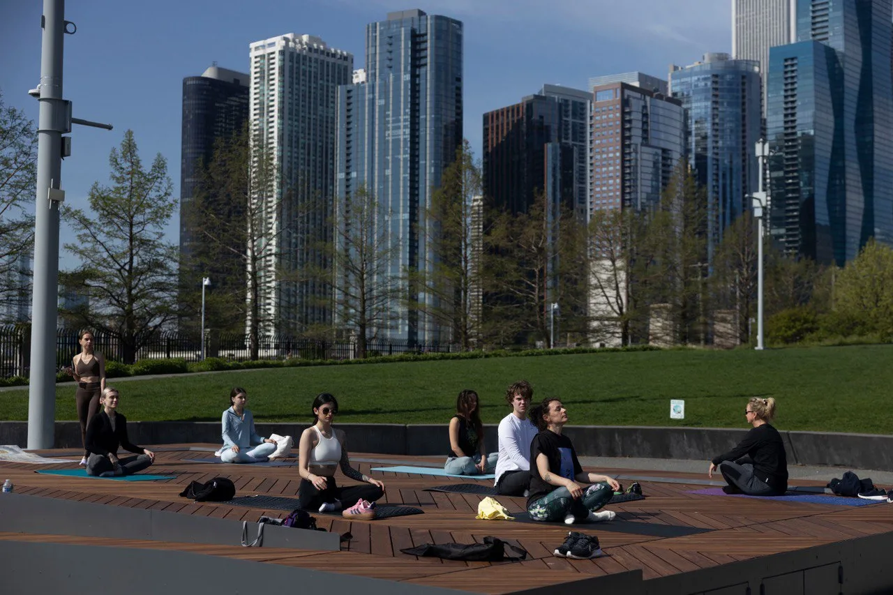 yoga_chicago_navy-pire_bymari_02